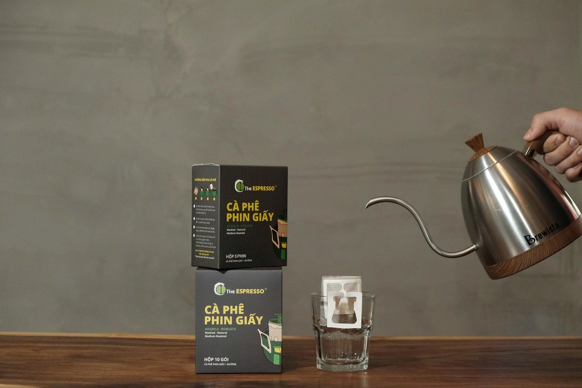 Pha cà phê phin giấy với ấm gooseneck